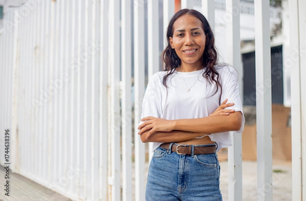 Fototapeta Mujer empoderada creativa casual 