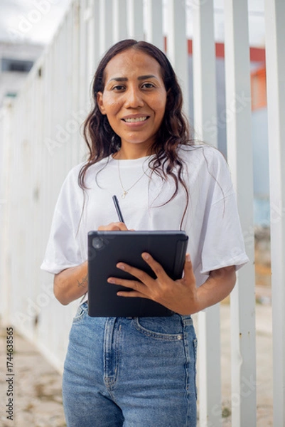 Obraz Mujer trabajadora con tablet en mano