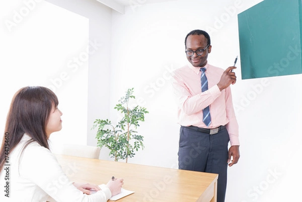 Fototapeta 英会話教室で勉強する若い女性
