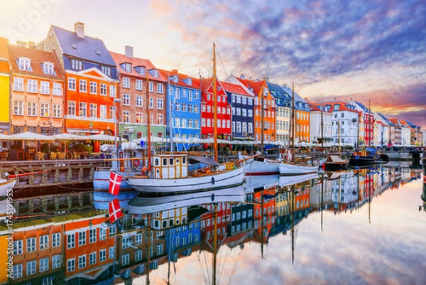 Obraz Copenhagen, Denmark. Nyhavn waterfront, colourful buliding facades and old ships along the canal.