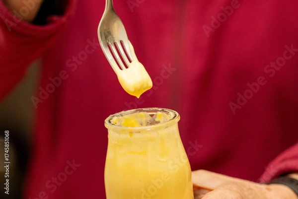 Fototapeta Pudding mit der Gabel essen
