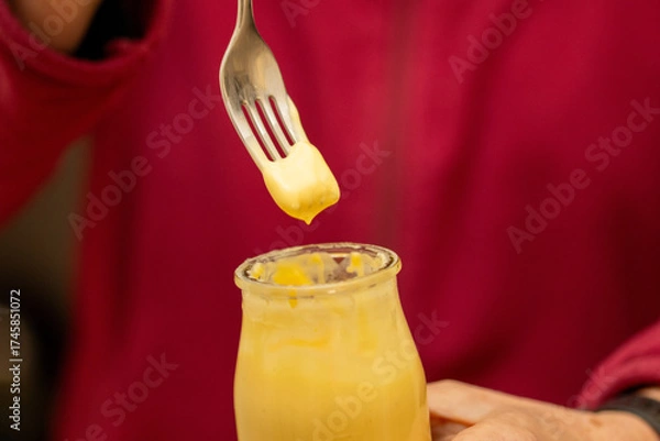 Fototapeta Pudding mit der Gabel essen