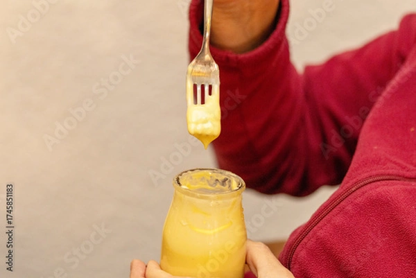 Fototapeta Pudding mit der Gabel essen