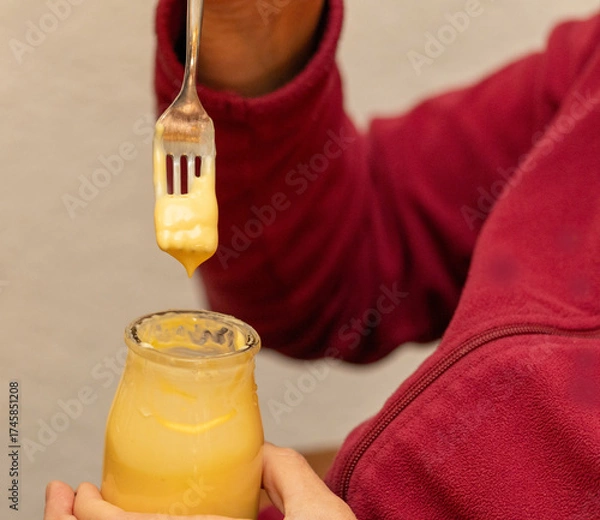 Fototapeta Pudding mit der Gabel essen