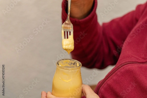 Fototapeta Pudding mit der Gabel essen