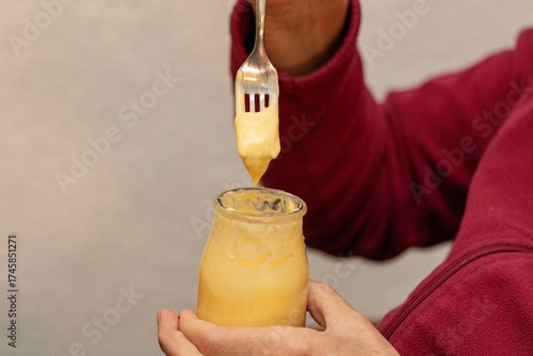 Fototapeta Pudding mit der Gabel essen