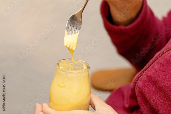 Fototapeta Pudding mit der Gabel essen