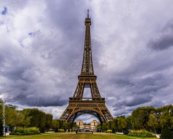 Obraz The Eiffel Tower on a Cloudy Day