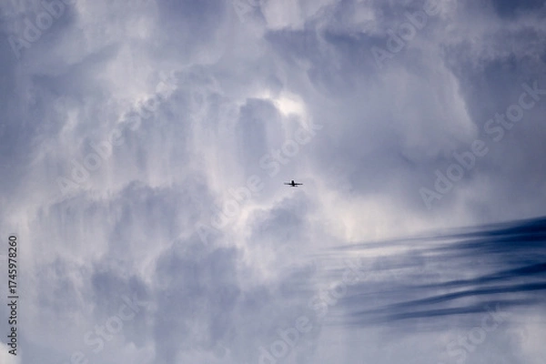 Obraz 雲の中から現れた航空機