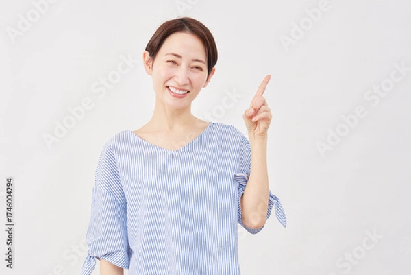 Fototapeta 女性　ミドルエイジ　右を指差す　白背景