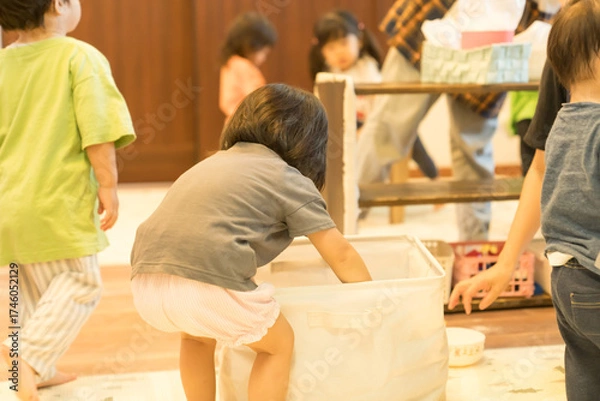 Fototapeta おもちゃで遊ぶ女の子の幼児