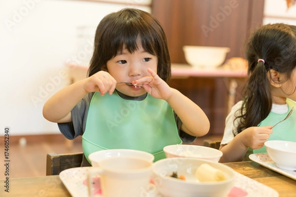 Fototapeta 保育園でランチを食べる園児