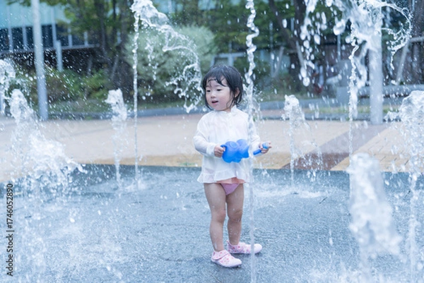 Fototapeta マンション広場の噴水で遊ぶ日本人の幼児
