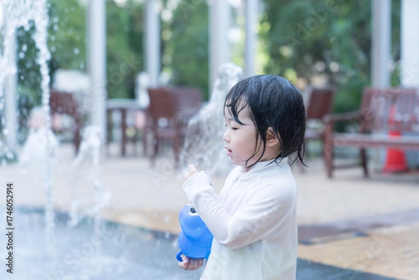 Fototapeta マンション広場の噴水で遊ぶ日本人の幼児