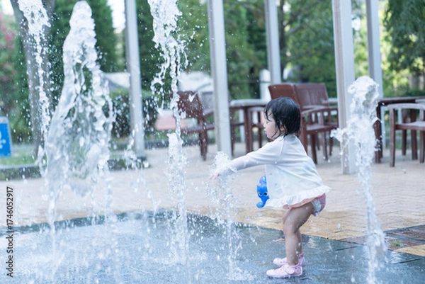 Fototapeta マンション広場の噴水で遊ぶ日本人の幼児