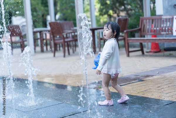 Fototapeta マンション広場の噴水で遊ぶ日本人の幼児