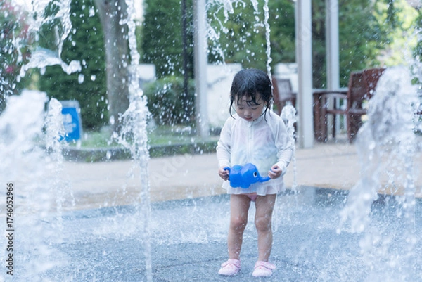 Fototapeta マンション広場の噴水で遊ぶ日本人の幼児