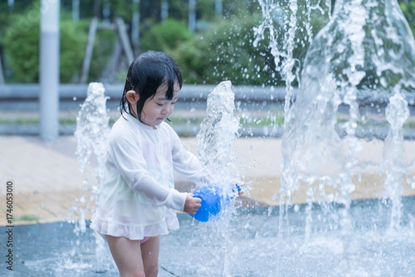 Fototapeta マンション広場の噴水で遊ぶ日本人の幼児