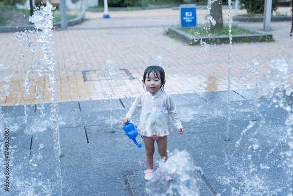 Fototapeta マンション広場の噴水で遊ぶ日本人の幼児