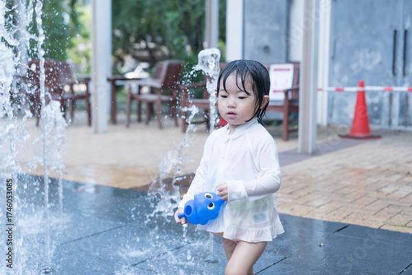 Fototapeta マンション広場の噴水で遊ぶ日本人の幼児