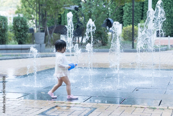 Fototapeta マンション広場の噴水で遊ぶ日本人の幼児
