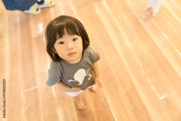 Fototapeta おもちゃで遊ぶ女の子の幼児