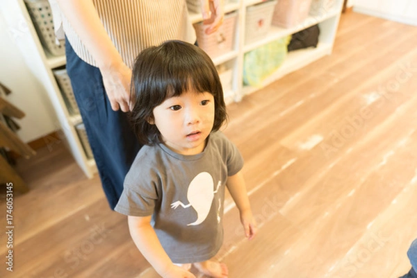 Fototapeta おもちゃで遊ぶ女の子の幼児