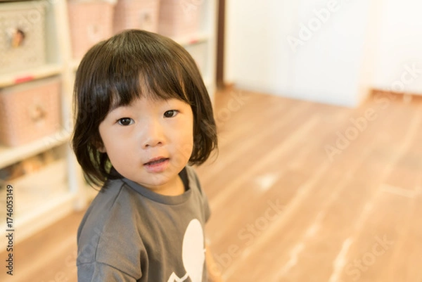 Fototapeta おもちゃで遊ぶ女の子の幼児