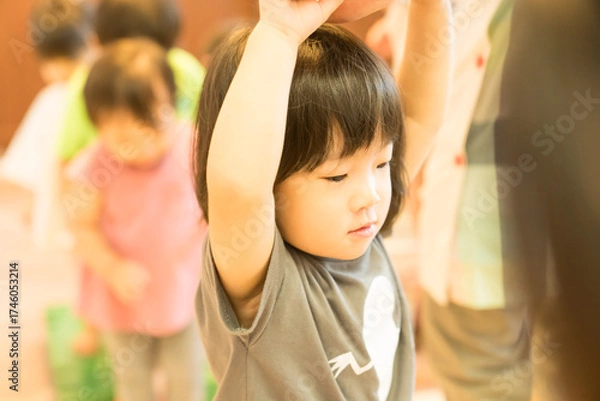 Fototapeta おもちゃで遊ぶ女の子の幼児