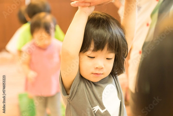 Fototapeta おもちゃで遊ぶ女の子の幼児