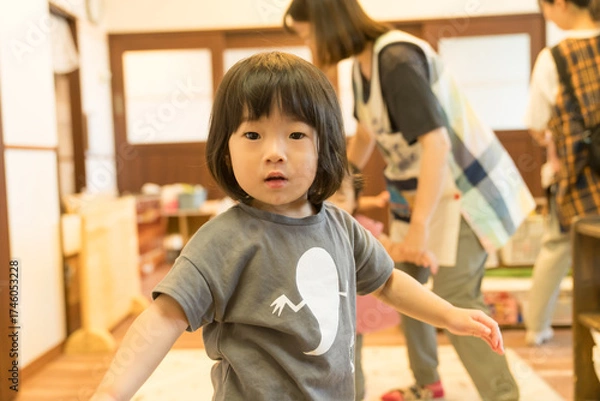 Fototapeta おもちゃで遊ぶ女の子の幼児