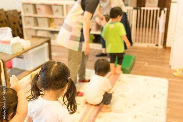 Fototapeta 保育園で遊ぶ園児たち