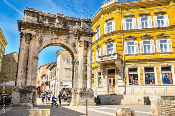 Obraz Ancient Roman triumphal arch or Golden Gate and square in Pula, Croatia, Europe