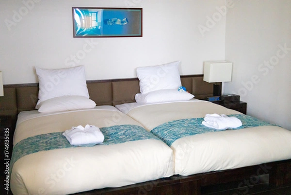 Obraz 南国のボタニカル柄が上品でリラックスできる落ち着いたホテルの客室・ツインベッド（沖縄県宮古島市）