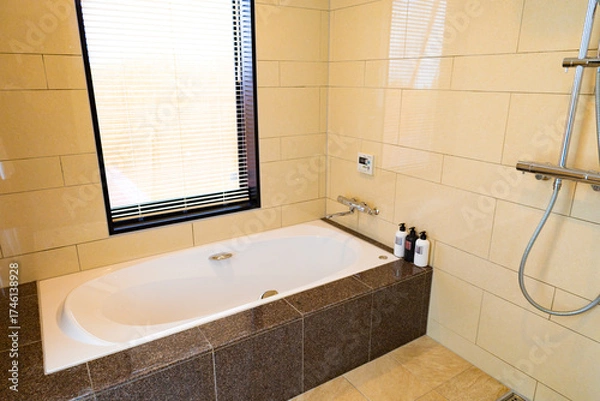 Obraz 青空の南国リゾート・一軒家ヴィラホテルのお風呂、バスルーム、浴室の浴槽とレインシャワー（沖縄県宮古島市）