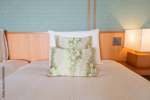 Obraz 南国のハイビスカス柄のファブリックが上品なホテルの客室・ツインベッドのアップ（沖縄県宮古島市）
