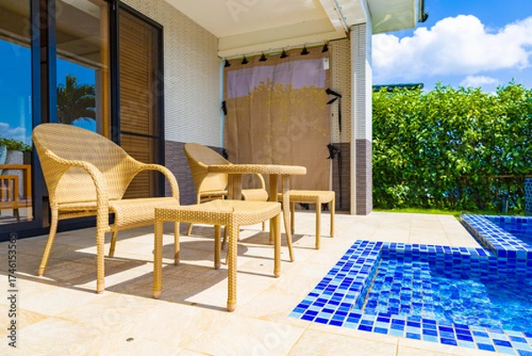 Obraz 青空の南国リゾート・オーシャンビューのプライベートプール付き高級ホテルのヴィラのテラス（沖縄県宮古島市）