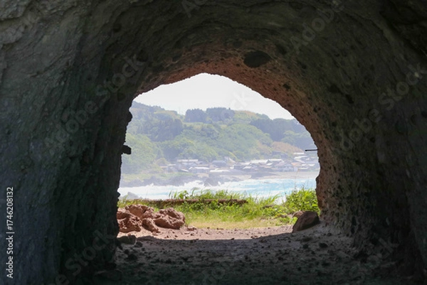 Fototapeta 春の佐渡島。戸地の海の隧道。