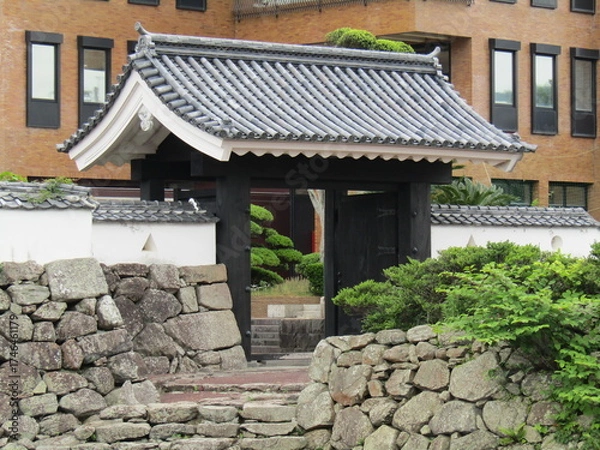 Fototapeta 長崎県平戸市、幸橋（オランダ橋）（サイワイバシ（オランダバシ））に繋がる門の幸橋御門
