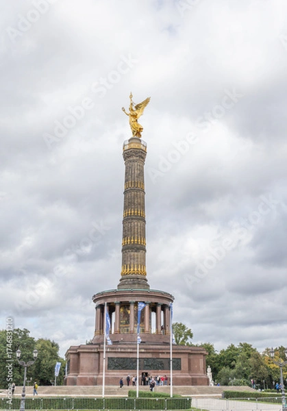 Obraz Die Siegessäule steht mitten im Tiergarten am „Großen Stern“ in Berlin, Deutschland