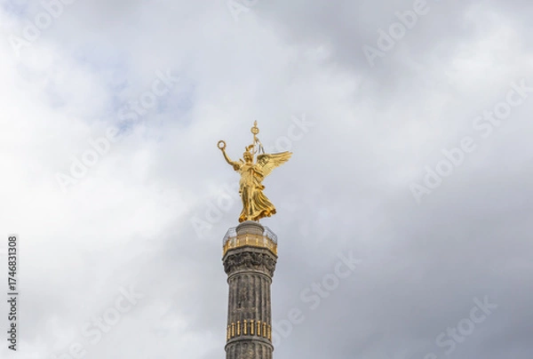 Obraz Die Siegessäule steht mitten im Tiergarten am „Großen Stern“ in Berlin, Deutschland