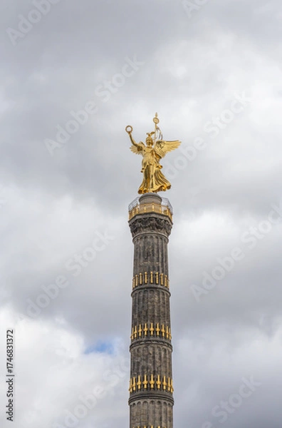 Obraz Die Siegessäule steht mitten im Tiergarten am „Großen Stern“ in Berlin, Deutschland