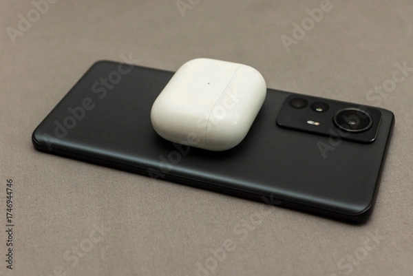 Obraz wireless charging for headphones