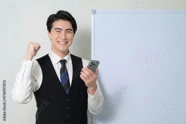 Obraz スマホを持って喜ぶ日本人男性