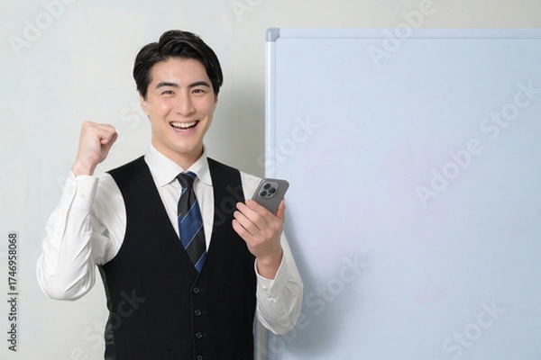 Obraz スマホを持って喜ぶ日本人男性