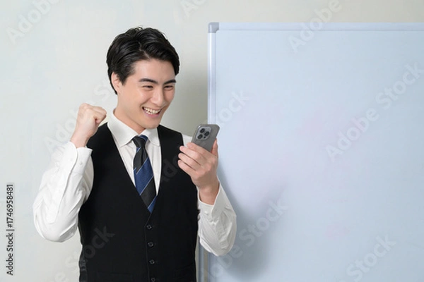 Obraz スマホを見て喜ぶ日本人男性