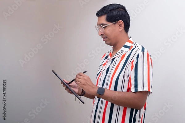 Fototapeta Profesor interactuando con tableta de trabajo