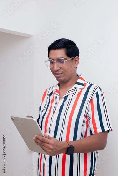 Fototapeta joven interactuando con tableta en mano
