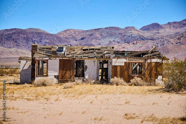Fototapeta Abandoned Desert House Ruins and Mountain Landscape in California