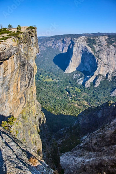Fototapeta Taft Point Cliff Edge with El Capitan and Forested Yosemite Valley View